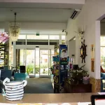 Jolie Hotel