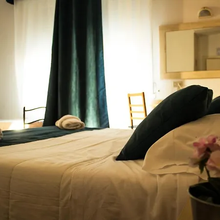 朱莉酒店 里米尼